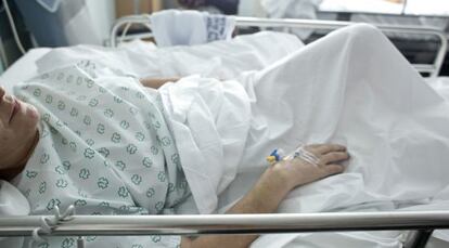 Mar&iacute;a Luisa Fern&aacute;ndez, en su cama del hospital de Santiago