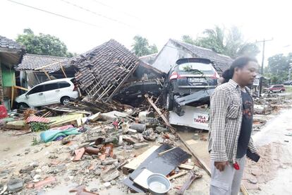 Um homem em frente à sua casa, completamente destroçada pelo tsunami.