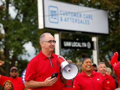 El presidente del sindicato United Auto Workers (UAW), Shawn Fain, el pasado martes en Bellville (Michigan), ante un centro de General Motors.