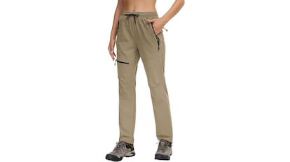 Estos pantalones de senderismo para mujer son la mejor opción para tus escapadas a la montaña este verano.