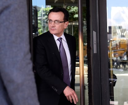 El director ejecutivo de AstraZeneca, Pascal Soriot, abandona el edificio administrativo del Parlamento británico en mayo de 2014.