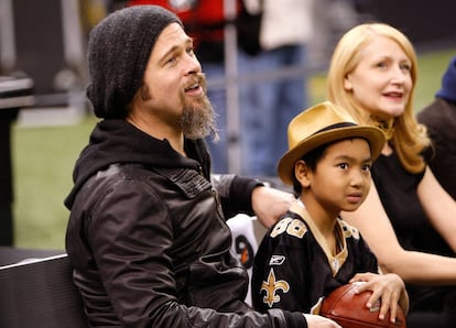 El actor Brad Pitt junto a su hijo Maddox Jolie-Pitt durante un partido de la liga de fútbol americano en Nueva Orleans (EE UU) en 2010.
 