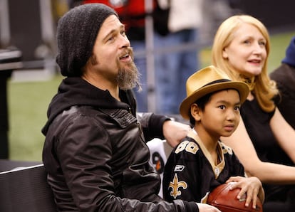 El actor Brad Pitt junto a su hijo Maddox Jolie-Pitt durante un partido de la liga de fútbol americano en Nueva Orleans (EE UU) en 2010.