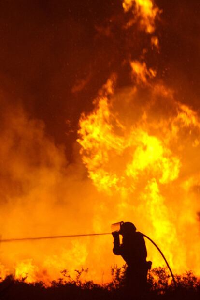 Un bombero, ayer en la parroquia de Covelo, en Ourense.