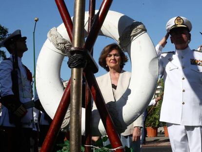 La vicepresidenta del Gobierno, Carmen Calvo, durante la ofrenda floral con motivo del V Centenario de la Vuelta al Mundo.