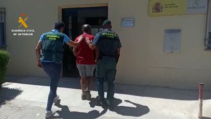 Imagen de la Guardia Civil de la detención de un hombre por los incendios de Jaraíz de la Vera.