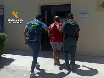 El hombre detenido por su relación con cuatro incendios en Cáceres, este miércoles, en una imagen facilitada por la Guardia Civil.