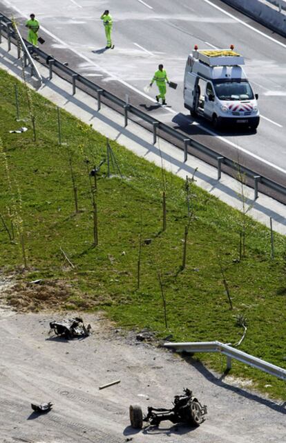 Los servicios de emergencia retiran los restos del accidente de la A-8.