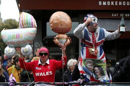 Varias personas celebran el nacimiento del hijo de los duques de Sussex, a las afueras del Castillo de Windsor.