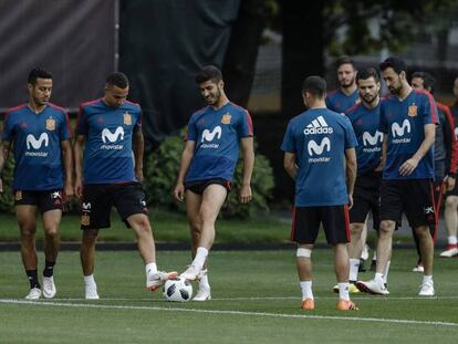 Asensio toca el balón durante el entrenamiento del viernes.