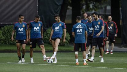 Asensio toca el balón durante el entrenamiento del viernes.