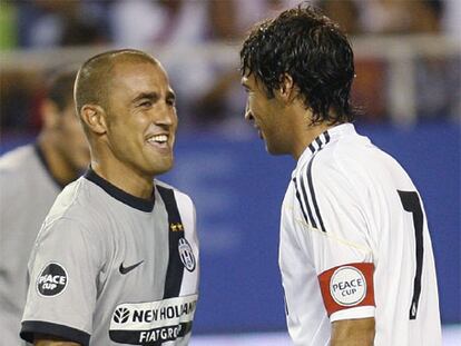Cannavaro y Raul se saludan en el campo