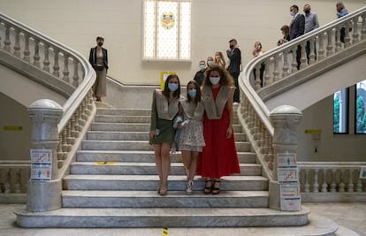 Alumnas recién graduadas en Enfermería en la escalinata de la Facultad de Medicina del Clínic.