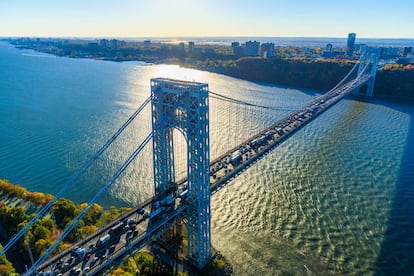 Vista aérea del puente colgante George Washington sobre el río Hudson.