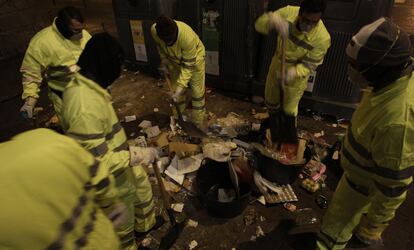 Barrios del centro de Madrid como Lavapiés, Tirso de Molina, Arenal y Cibeles han empezado a notar a partir de las 8.00 la mano de los trabajadores de limpieza. En la imagen la zona de Tirso de Molina.