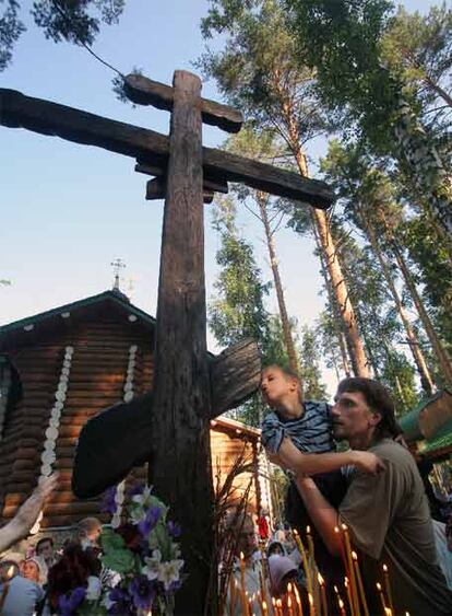 La iglesia ortodoxa rusa canonizó al zar y a su familia como mártires, y les dio funerales de Estado en 1998 en la catedral de San Petersburgo a todos menos a sus hijos Alexéi y María, aún desaparecidos en ese entonces. Una cruz fue levantada en el lugar donde la familia fue asesinada.