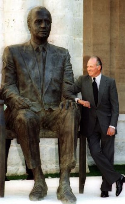 El Rey, con la estatua que le hizo Antonio López en 2001.