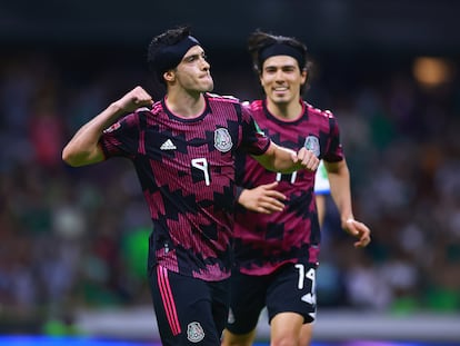 Raúl Jiménez celebra su gol contra El Salvador, en el estadio Azteca.