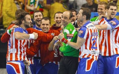 Los jugadores del Atlético felicitan a Hombrados.