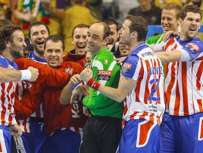 Los jugadores del Atlético felicitan a Hombrados.