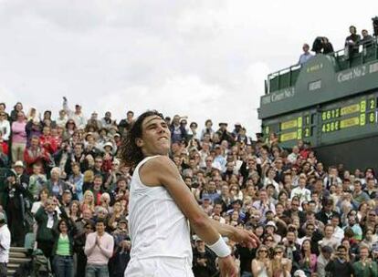 Nadal lanza su cinta del pelo al público después de derrotar a Youzhny.