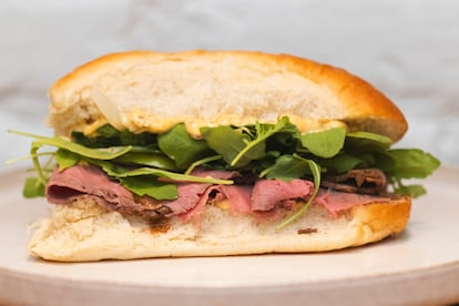 Bocadillo de rosbif macerado en salsa chimichurri, con pan de pebete con rúcula, cebolla y mostaza suave.