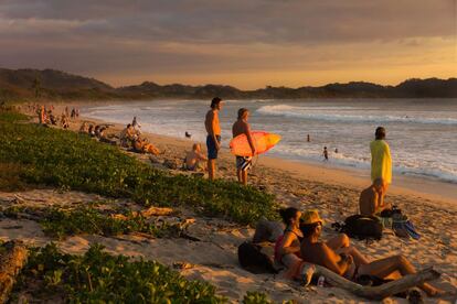 El litoral occidental de Costa Rica, bañado por el Pacífico, ofrece las mejores playas para el surf (en la foto, Playa Guiones, en la península de Nicoya), así como pueblos costeros donde la agenda del día suele reducirse al estudio de los informes de oleaje, una saludable aplicación de protector solar y unas cuantas cervezas Imperial bien frías.   Hay buenos rompientes para novatos y muchas olas para cabalgar, entre ellas, la segunda izquierda más larga del mundo, en Pavones.