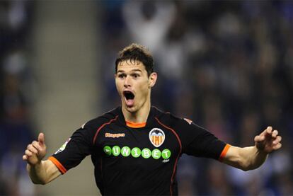 Nikola Zigic celebra uno de sus tantos ante el Espanyol.