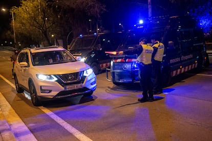 Los Mossos llevan a cabo un control preventivo en el barrio de La Mina, en Sant Adrià de Besòs.