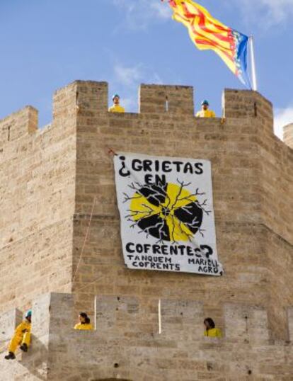 Activistas de Tanquem Cofrents, durante la protesta en las torres.