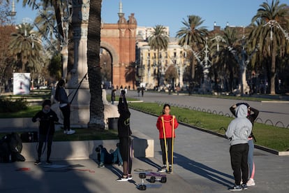 En la imagen, un grupo de jóvenes realizan deporte junto a un monitor en el paseo Lluís Companys, en Barcelona.