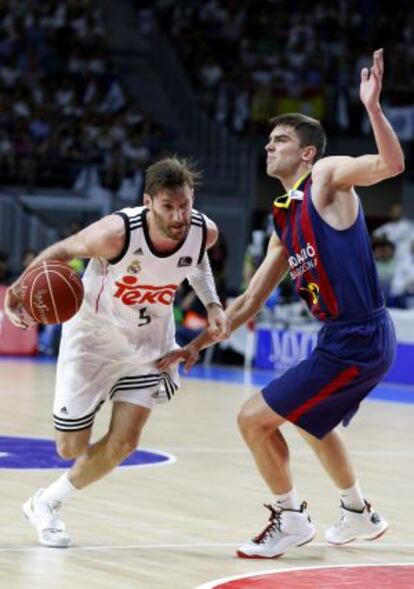 Rudy Fern&aacute;ndez controla ante Tomas Satoransky.