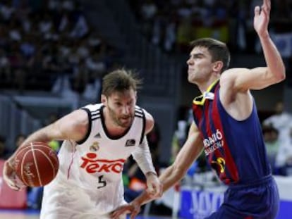 Rudy Fernández controla davant Tomás Satoransky.
