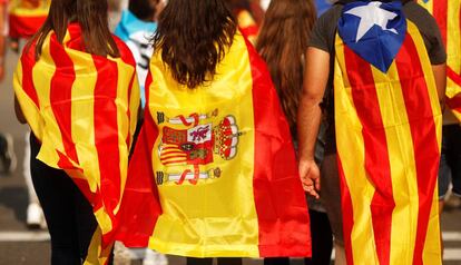 Una senyera, una bandera espanyola i una estelada.