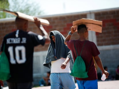 Migrantes se cubbren del sol en Nuevo Laredo, el 27 de junio 2023.