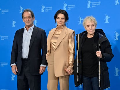 Desde la izquierda Vincent Lindon, Juliette Binoche y Claire Denis, en la presentación de 'Avec amour et acharnement'.