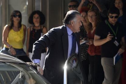 Former PP (Popular Party) treasurer Luis Bárcenas arrives at the High Court in Madrid to be questioned about the alleged existence of a second bank account in Switzerland on June 27.