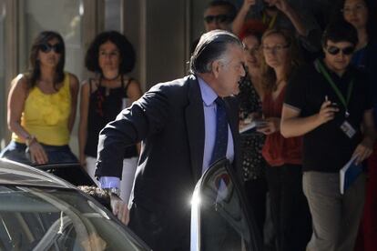 Former PP (Popular Party) treasurer Luis B&aacute;rcenas arrives at the High Court in Madrid to be questioned about the alleged existence of a second bank account in Switzerland on June 27.