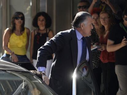 Former PP (Popular Party) treasurer Luis B&aacute;rcenas arrives at the High Court in Madrid to be questioned about the alleged existence of a second bank account in Switzerland on June 27.