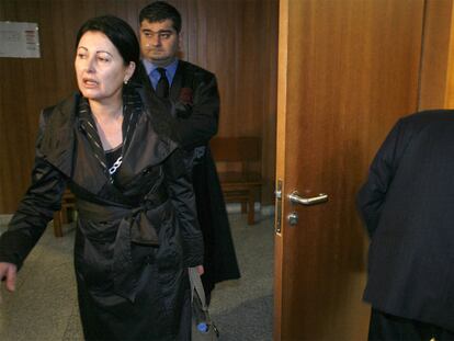 Isabel Penedo se cruza con el ex alcalde José Manuel Barros (de espaldas) en una de las jornadas del juicio.