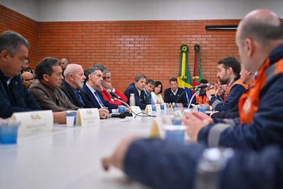 El presidente de Brasil, Luiz Inácio Lula da Silva, se reúne con el gobernador de Río Grande do Sul, Eduardo Leite (d), tras visitar un refugio para afectados por las inundaciones.
