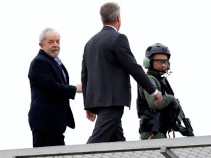 Ex-presidente passou cerca de duas horas no velório de Arthur, de 7 anos, e voltou à sua cela em Curitiba. Petista prometeu levar ao neto diploma da inocência no céu
