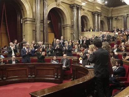 Diputados de Junts per Catalunya aplauden el pasado 27 de enero a Torra, mientras los de ERC, incluido el vicepresidente Aragonès, permanecen sentados.