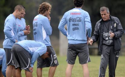 El seleccionador de Uruguay Oscar Washington Tabárez, durante un entrenamiento de su equipo.