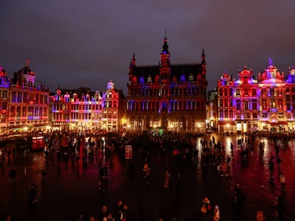 La Grand Place de Brussel·les, iluminada per dir adeu al Regne Unit.