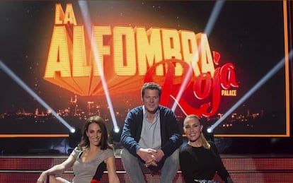 Nerea Garmendia, Jota Abril y Berta Collado, presentadores de 'La alfombra roja palace'.