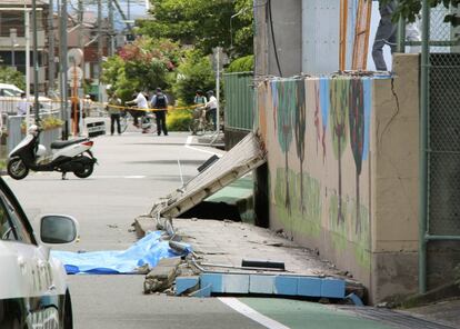 El seísmo, por el que no se activó la alerta de tsunami, alcanzó el nivel 6 bajo en la escala japonesa cerrada de 7 grados (centrada en el grado de agitación en la superficie) en la prefectura de Osaka y de 5 alto en la vecina prefectura de Kioto. En la imagen, vista de un muro caído de un colegio en TAkatsuki, el 18 de junio de 2018.