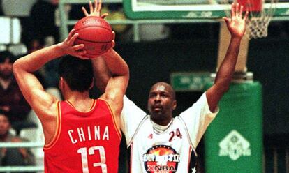 Malone en 1998 en un partido de exhibici&oacute;n contra China.