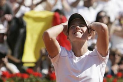 Justine Henin celebra su tercer triunfo en Roland Garros.