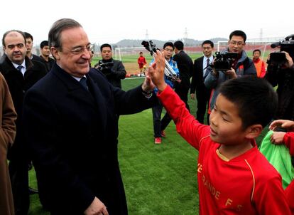 Pérez, durante la visita a la escuela de fútbol de Qingyuan